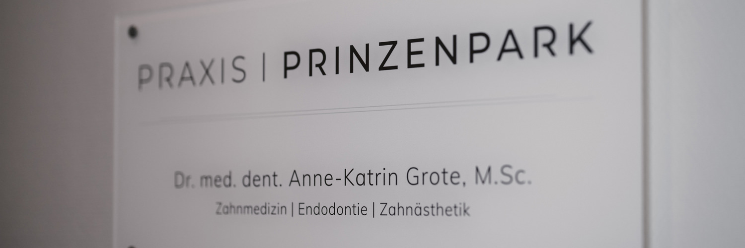 Praxis Prinzenpark Zahnarzt Oberkassel Schild