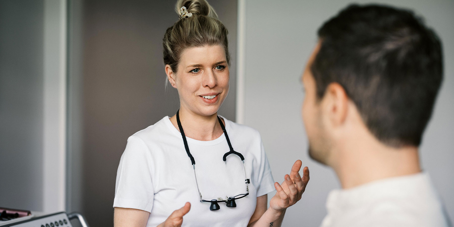 Dr. Anne-Katrin Grote Patient Beratung Zahnarzt Oberkassel Praxis Prinzenpark